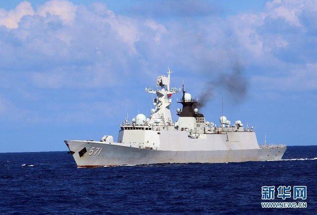 中国海军在南海举行实兵实弹对抗演习