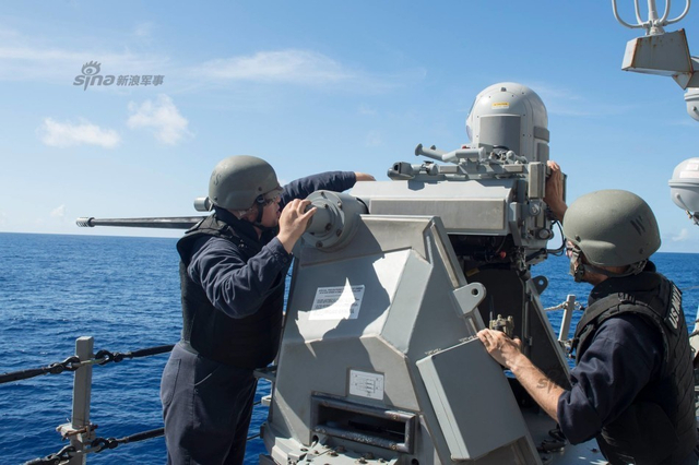 玩得挺嗨皮!美军驱逐舰在南海补给操演忙战备