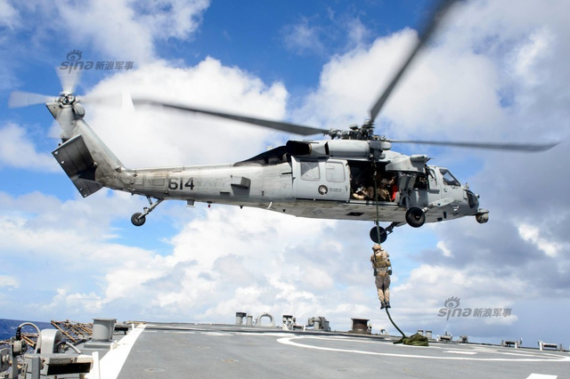 玩得挺嗨皮!美军驱逐舰在南海补给操演忙战备