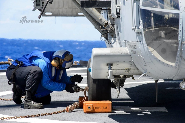 玩得挺嗨皮!美军驱逐舰在南海补给操演忙战备