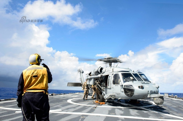 玩得挺嗨皮!美军驱逐舰在南海补给操演忙战备