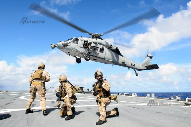 玩得挺嗨皮!美军驱逐舰在南海补给操演忙战备