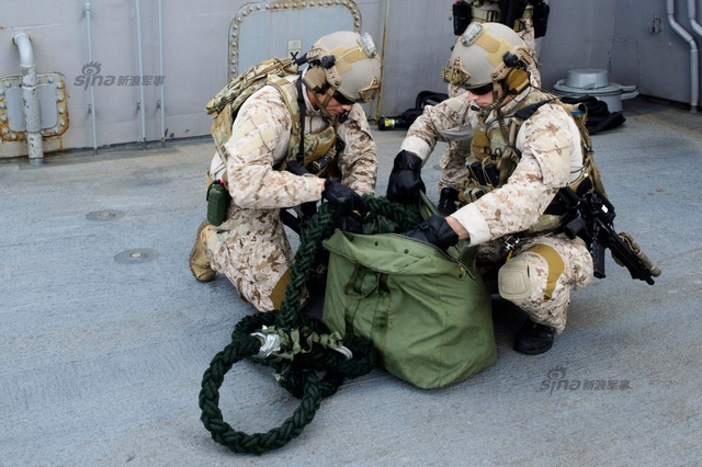 玩得挺嗨皮!美军驱逐舰在南海补给操演忙战备