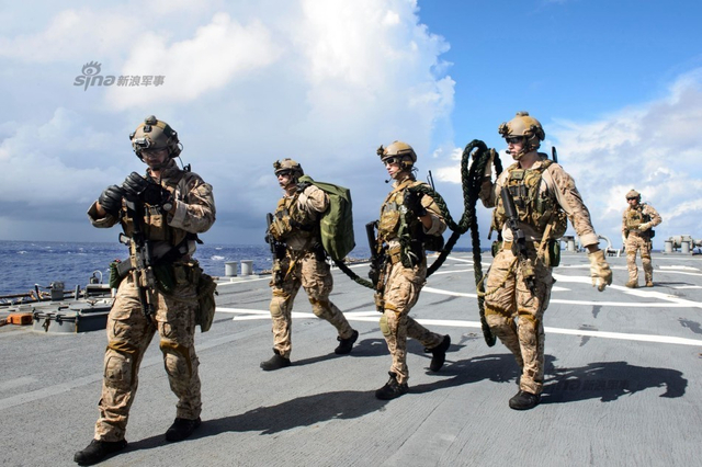 玩得挺嗨皮!美军驱逐舰在南海补给操演忙战备