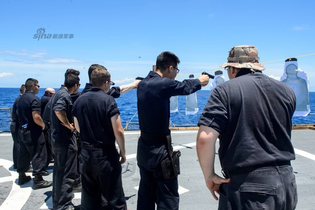 玩得挺嗨皮!美军驱逐舰在南海补给操演忙战备