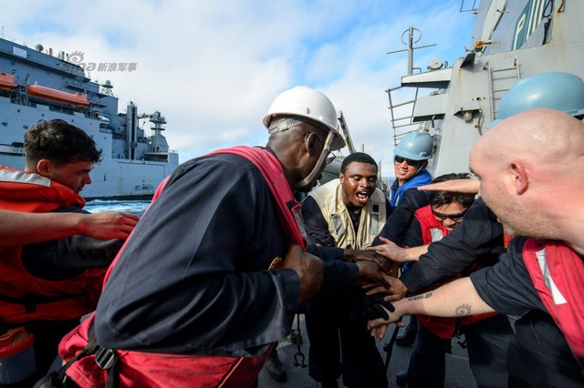 玩得挺嗨皮!美军驱逐舰在南海补给操演忙战备