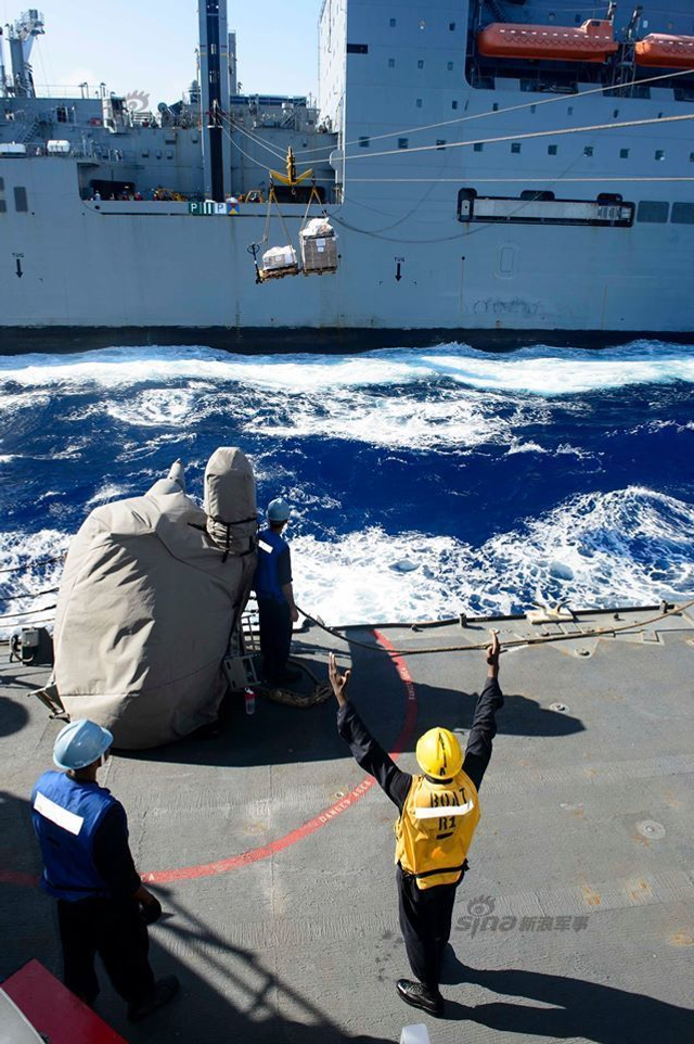 玩得挺嗨皮!美军驱逐舰在南海补给操演忙战备