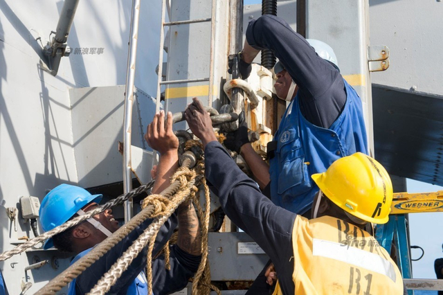 玩得挺嗨皮!美军驱逐舰在南海补给操演忙战备