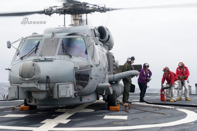 玩得挺嗨皮!美军驱逐舰在南海补给操演忙战备