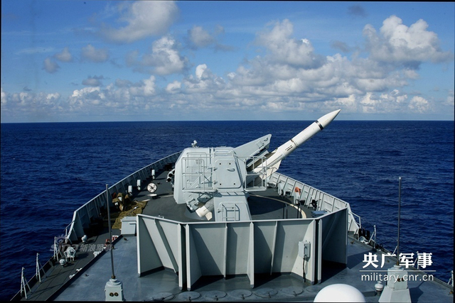 中美南海演习对比：解放军射导弹 美军轻松