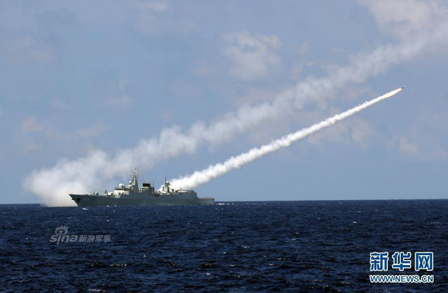 中美南海演习对比：解放军射导弹 美军轻松