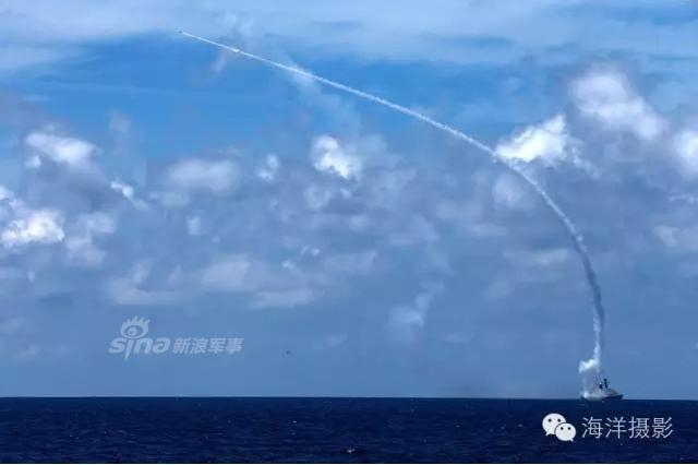 中美南海演习对比：解放军射导弹 美军轻松