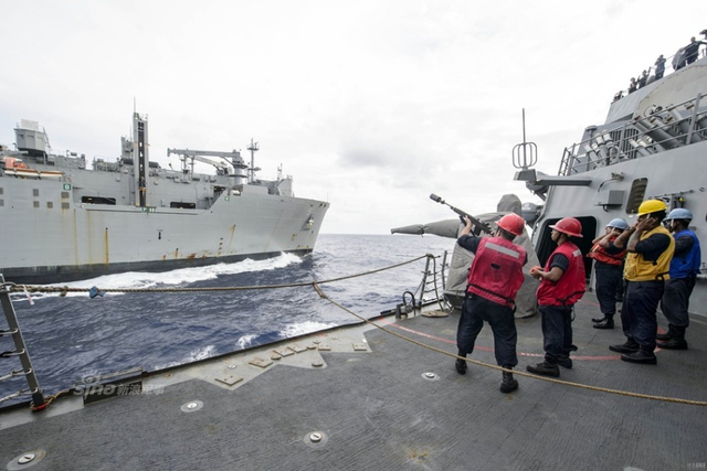 中美南海演习对比：解放军射导弹 美军轻松