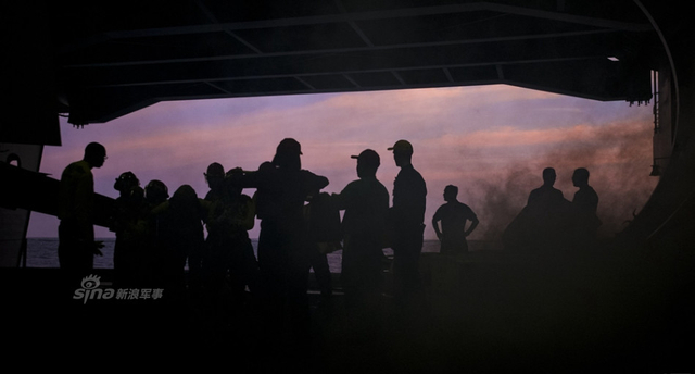 中美南海演习对比：解放军射导弹 美军轻松