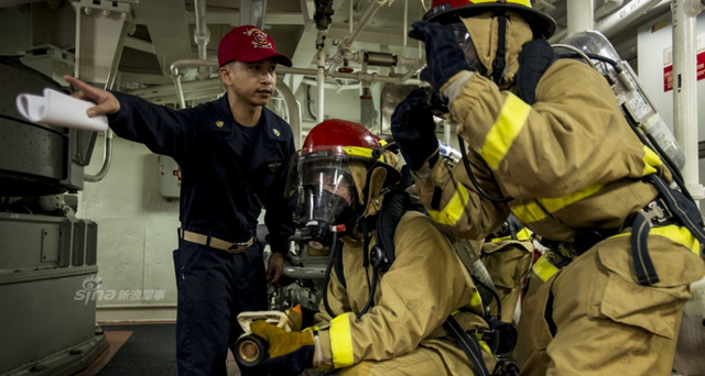 中美南海演习对比：解放军射导弹 美军轻松