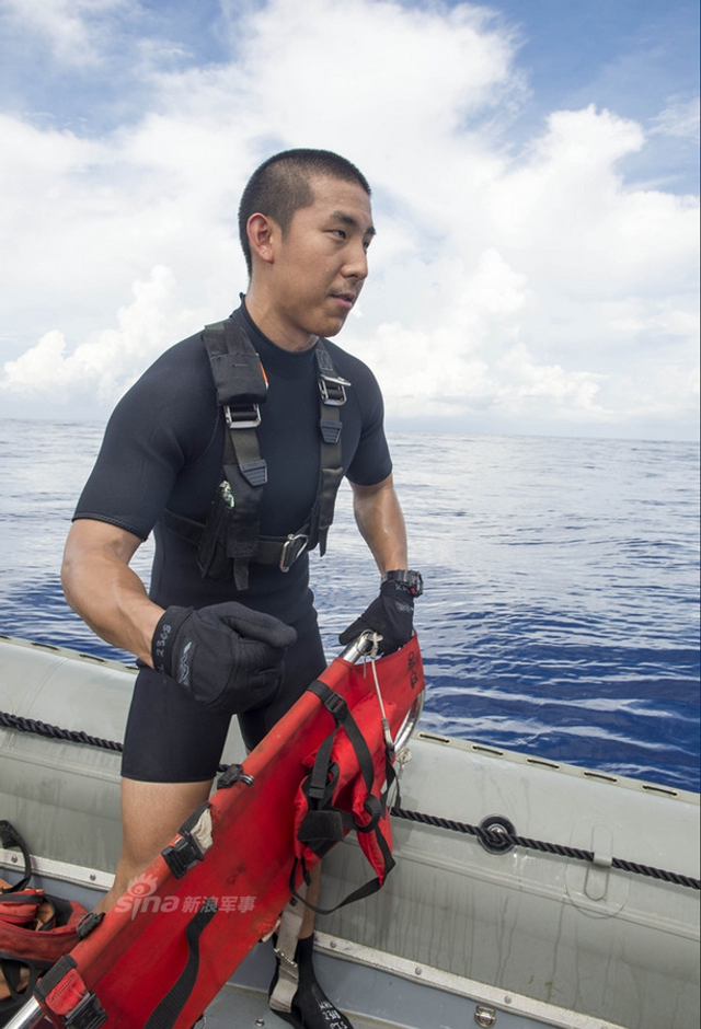 中美南海演习对比：解放军射导弹 美军轻松