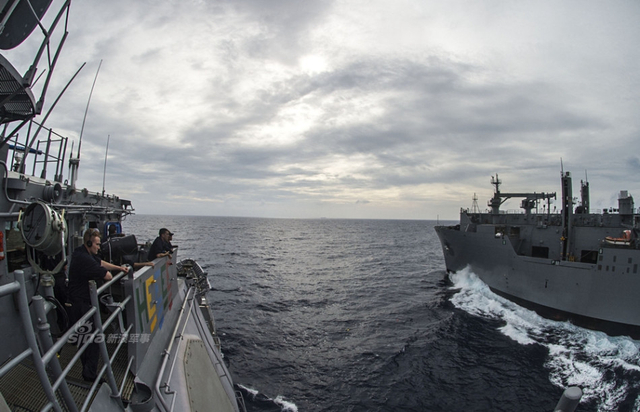 中美南海演习对比：解放军射导弹 美军轻松