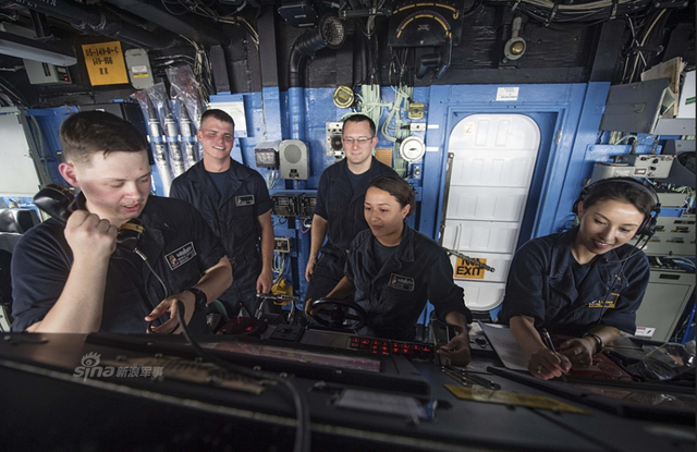 中美南海演习对比：解放军射导弹 美军轻松