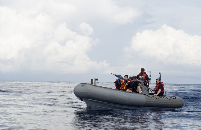 中美南海演习对比：解放军射导弹 美军轻松