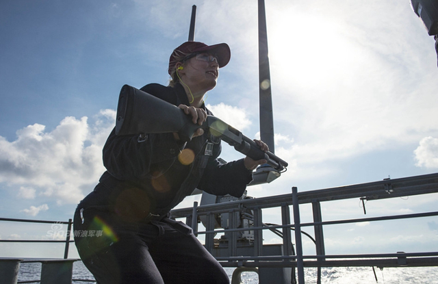 中美南海演习对比：解放军射导弹 美军轻松