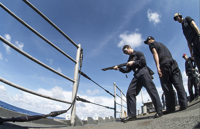 中美南海演习对比：解放军射导弹 美军轻松