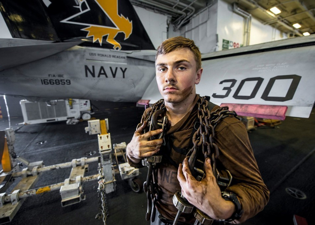 美国巡洋舰巡航在南海 破坏这里安宁