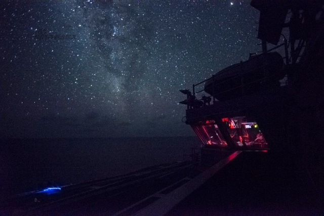 美国巡洋舰巡航在南海 破坏这里安宁