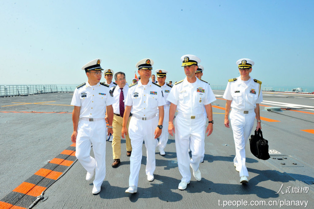 美国海军作战部长登上辽宁舰 参观飞行甲板机库