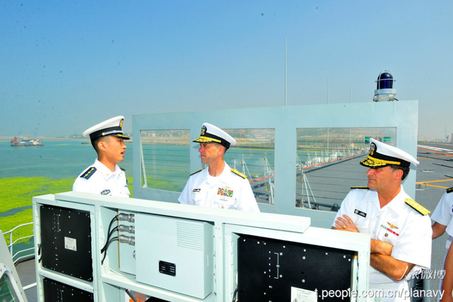 美国海军作战部长登上辽宁舰 参观飞行甲板机库
