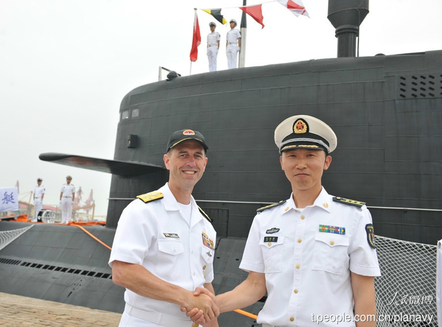 美国海军作战部长登上辽宁舰 参观飞行甲板机库