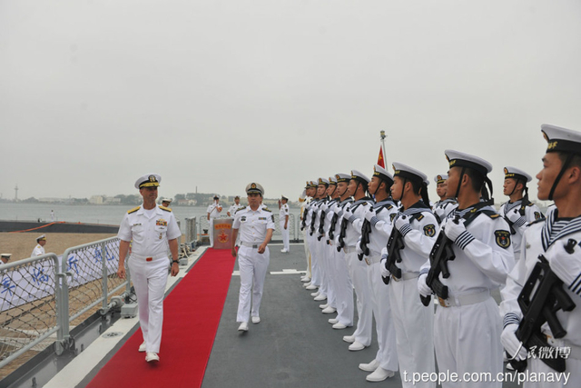 美国海军作战部长登上辽宁舰 参观飞行甲板机库