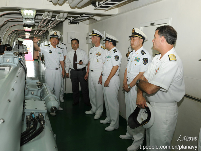 美国海军作战部长登上辽宁舰 参观飞行甲板机库