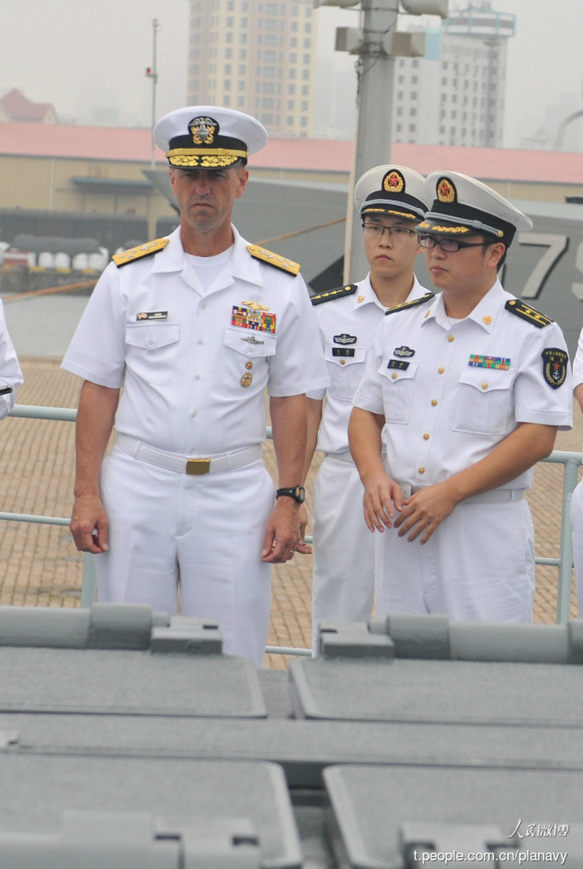 美国海军作战部长登上辽宁舰 参观飞行甲板机库