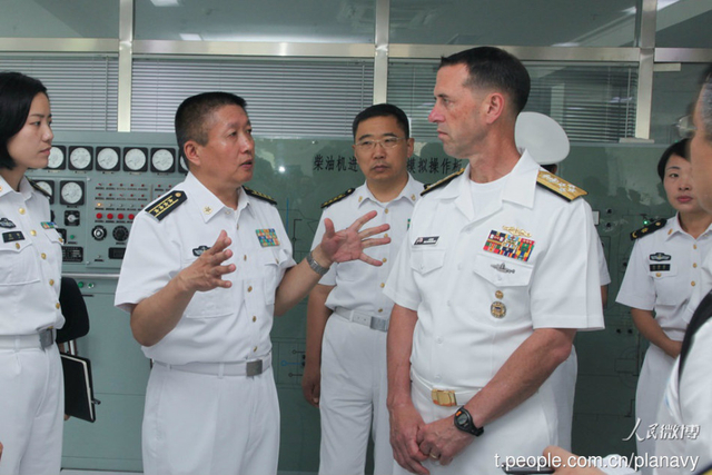 美国海军作战部长登上辽宁舰 参观飞行甲板机库