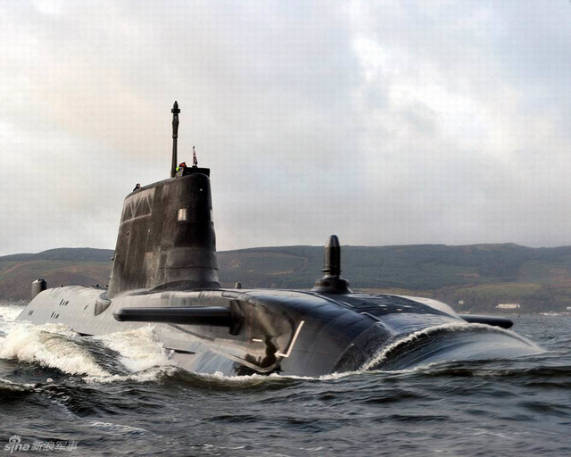 大洋里出交通事故了 英国核潜艇舰桥被商船撞坏