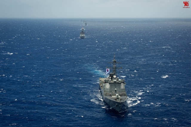 环太军演40艘战舰编队超壮观 