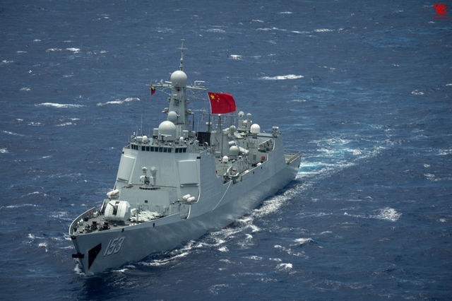 中国海军神盾舰高悬五星红旗与美航母演习