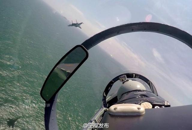 我军战机赴南沙战斗巡航