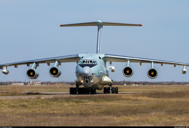 官方首曝！中国伊尔78加油机为苏30战机加油