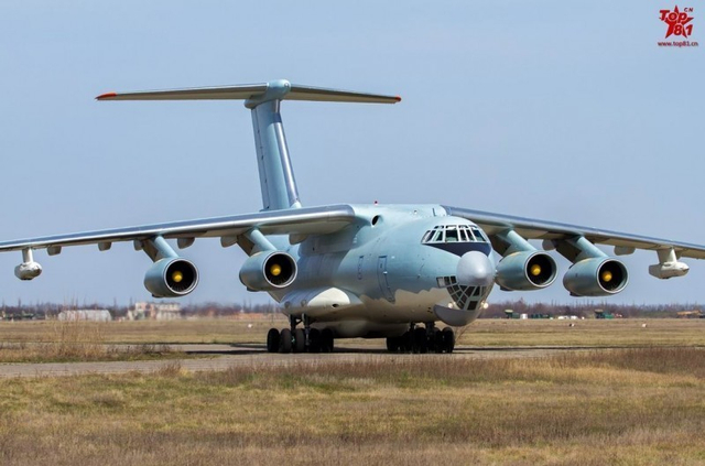 官方首曝！中国伊尔78加油机为苏30战机加油