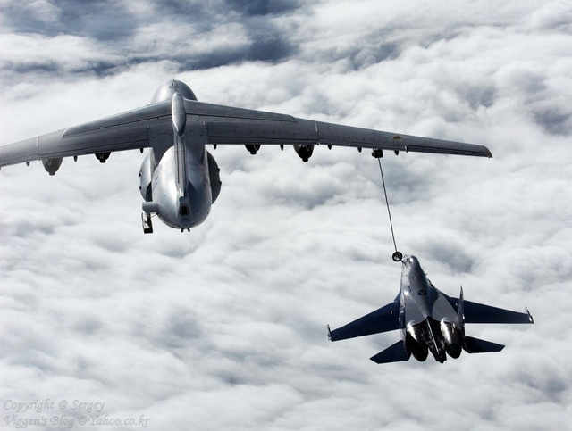 官方首曝！中国伊尔78加油机为苏30战机加油