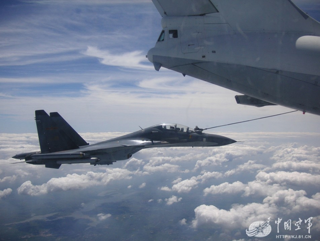 官方首曝！中国伊尔78加油机为苏30战机加油