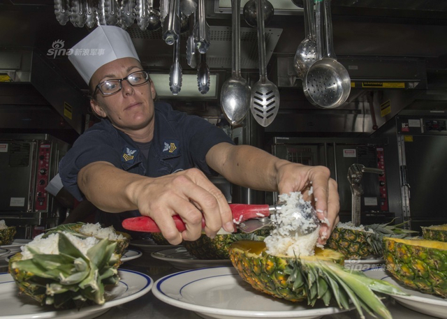美军驱逐舰群继续南海狐假虎威