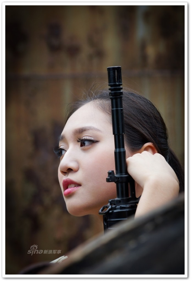 中国美女模特手持大狙