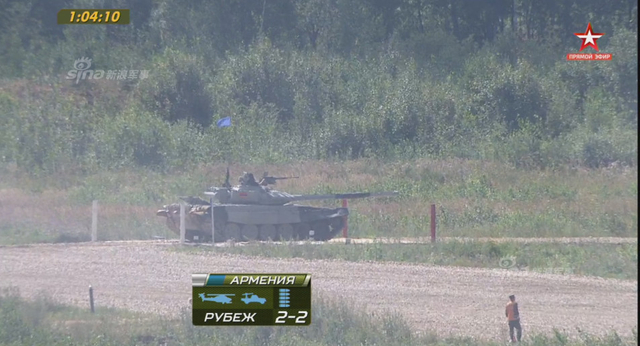 中国96B坦克以绝对优势首个冲过终点