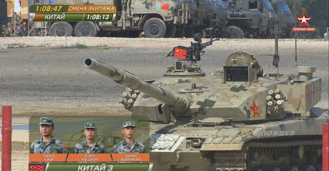 中国96B坦克以绝对优势首个冲过终点