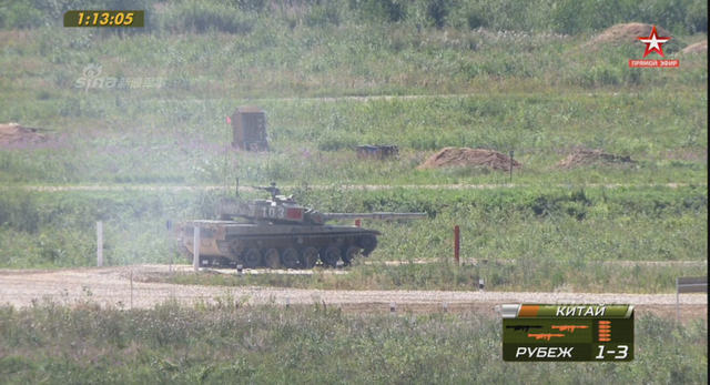 中国96B坦克以绝对优势首个冲过终点