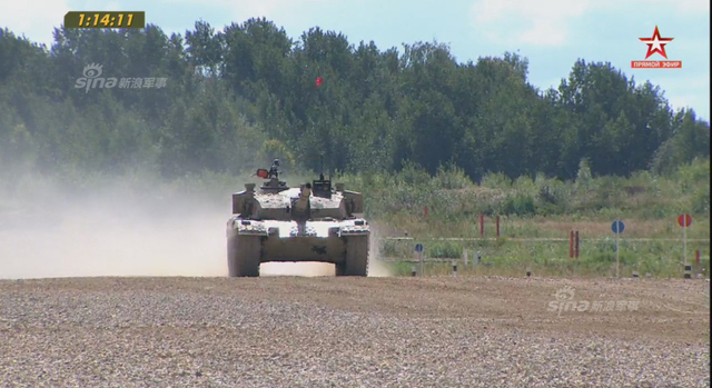 中国96B坦克以绝对优势首个冲过终点
