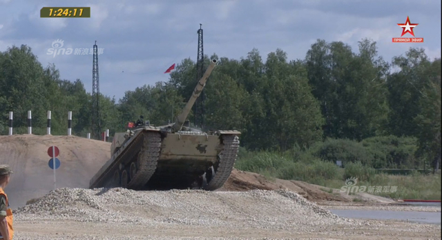 中国96B坦克以绝对优势首个冲过终点