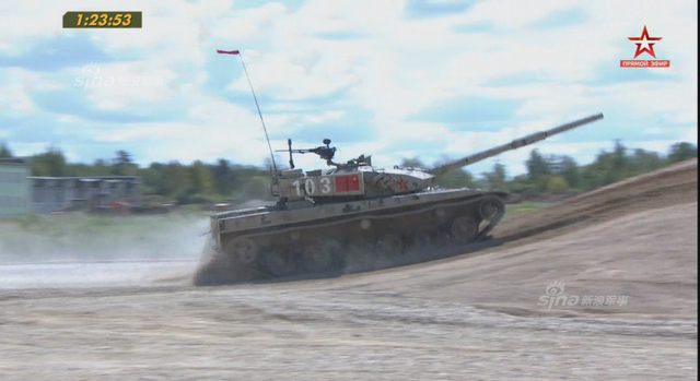 中国96B坦克以绝对优势首个冲过终点